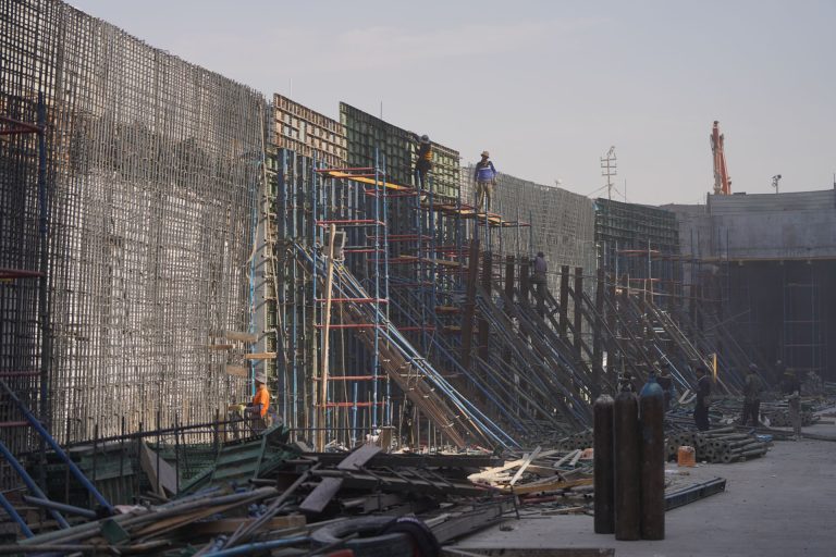 پارکینگ بزرگ طبقاتی نجف - تیرآهن و داربست از نمای چپ