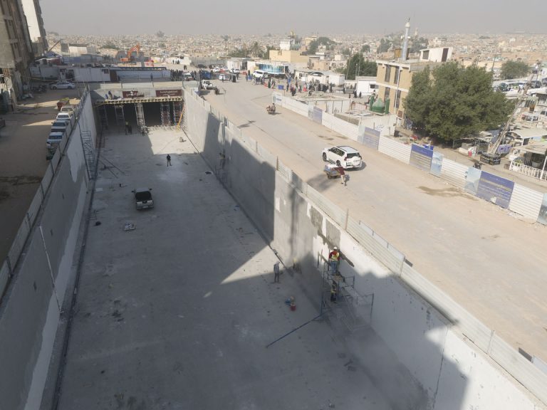 پارکینگ بزرگ طبقاتی نجف - ورودی از نمای چپ