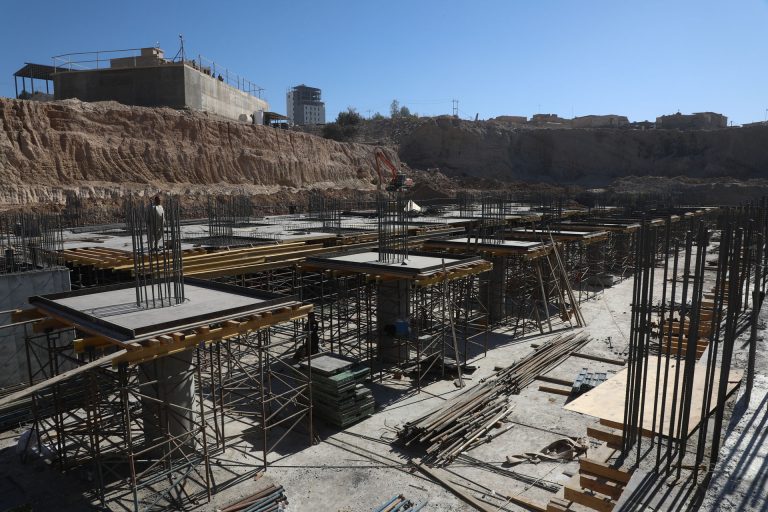 پارکینگ بزرگ طبقاتی نجف - نصب پایه‌ها