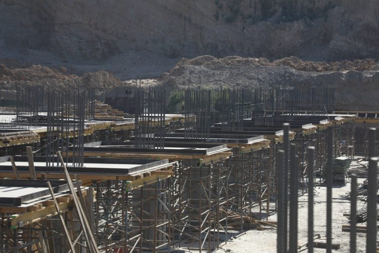 کف طبقۀ دوم در پارکینگ طبقاتی نجف - کاربرد میل‌گردها در طبقۀ اول و دوم