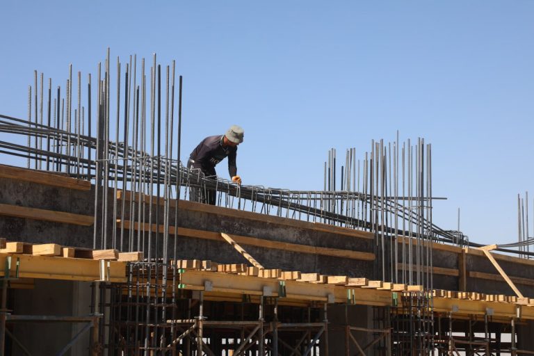 پارکینگ طبقاتی نجف - کارگر