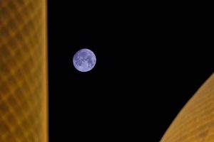 درخشش قرص ماه بر فراز گنبد مطهر امیرالمؤمنین