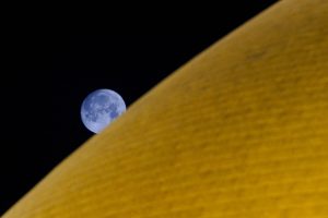 کاشی‌های طلای گنبد و درخشش قرص ماه