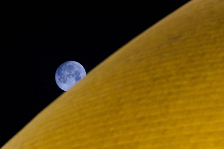 کاشی‌های طلای گنبد و درخشش قرص ماه