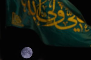 پرچم علی ولی الله و درخشش ماه در آسمان