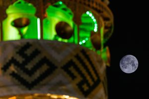 گلدسته و مأذنه حرم و قرص کامل ماه