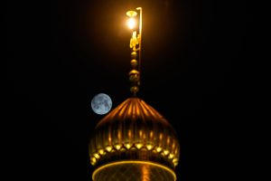 بالای گلدسته و ماه کامل