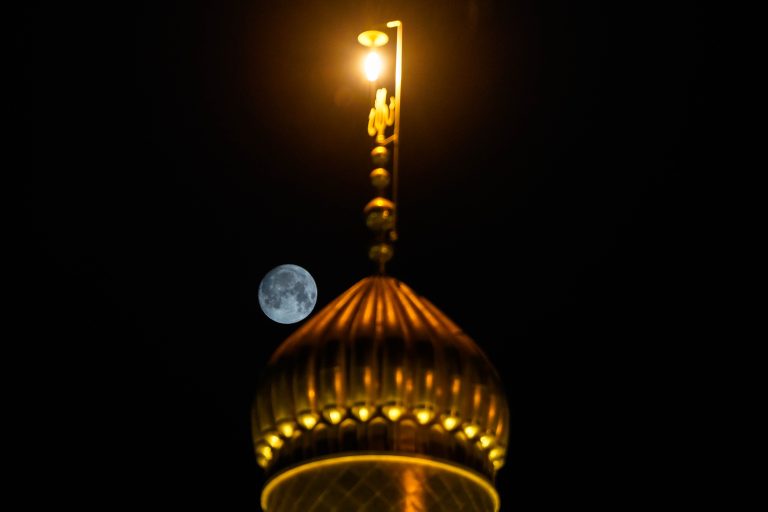 بالای گلدسته و ماه کامل