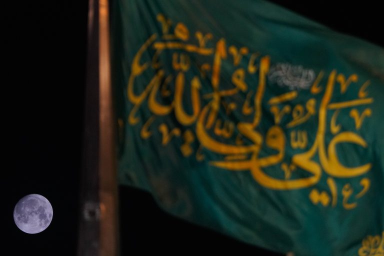 پرجم علی ولی الله و ماه کامل در آسمان