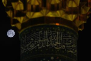 نوار میانی گلدسته و درخشش قرص ماه