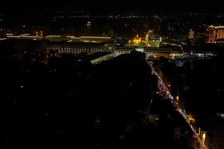 تصویر هوایی شب حرم و خیابان‌های اطراف در آستانه عید غدیر