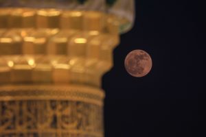 گلدسته حرم امیرالمؤمنین و ماه کامل