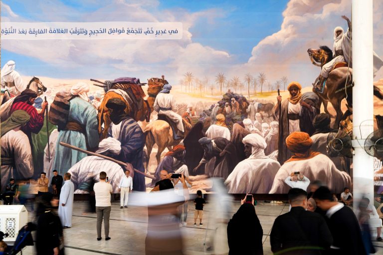 رونمایی از نقاشی غدیری در اطراف حرم مطهر به مناسبت عید غدیر