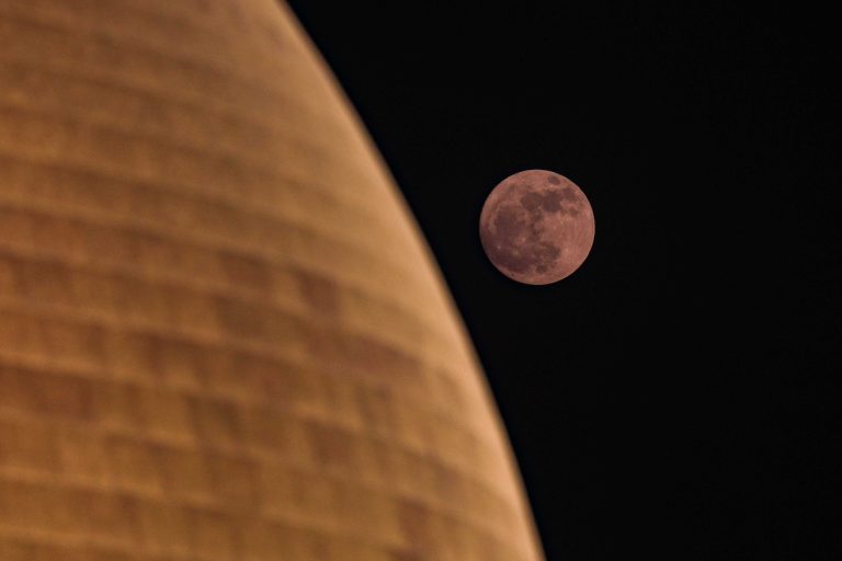 بخشی از گنبد به همراه ماه کامل