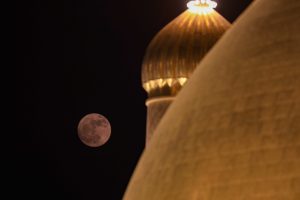 گنبد و گلدسته حرم امیرالمؤمنین و ماه کامل