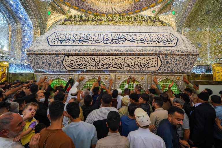 زیارت ضریح مطهر امیرالمؤمنین در روز عید غدیر