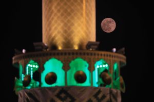 گلدسته با ماه کامل و تزئینات عید غدیر