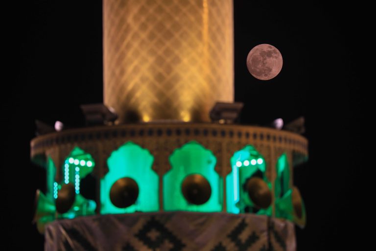 گلدسته با ماه کامل و تزئینات عید غدیر