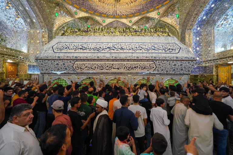 زائران بر گرد ضریح در روز عید غدیر