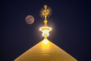 گنبد مطهر و قرص کامل ماه