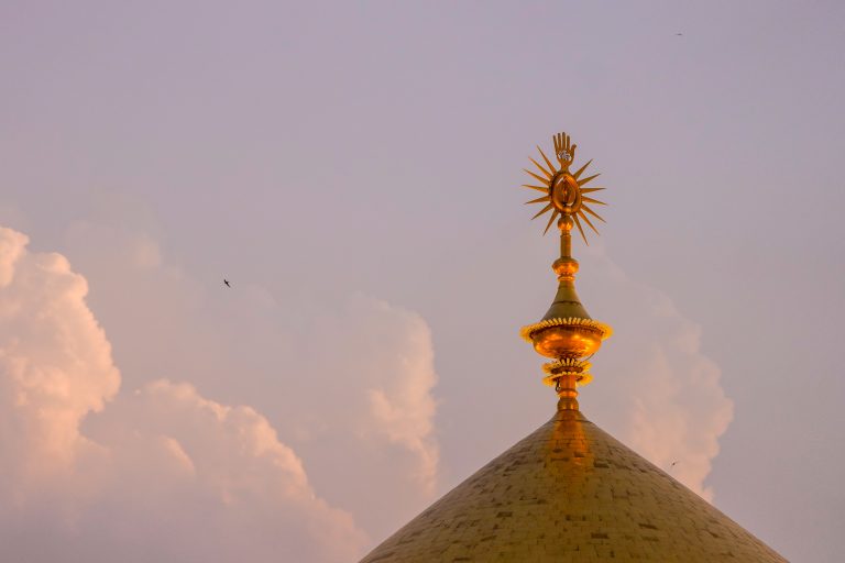 گنبد در نور نارنجی صبح - طلوع آفتاب