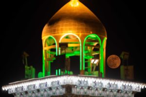 گلدسته و مأذنه حرم به همراه ماه