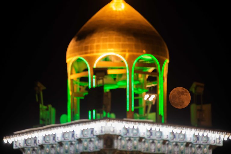 گلدسته و مأذنه حرم به همراه ماه