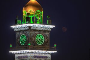 مناره ساعت و ماه کامل و نورپردازی شب