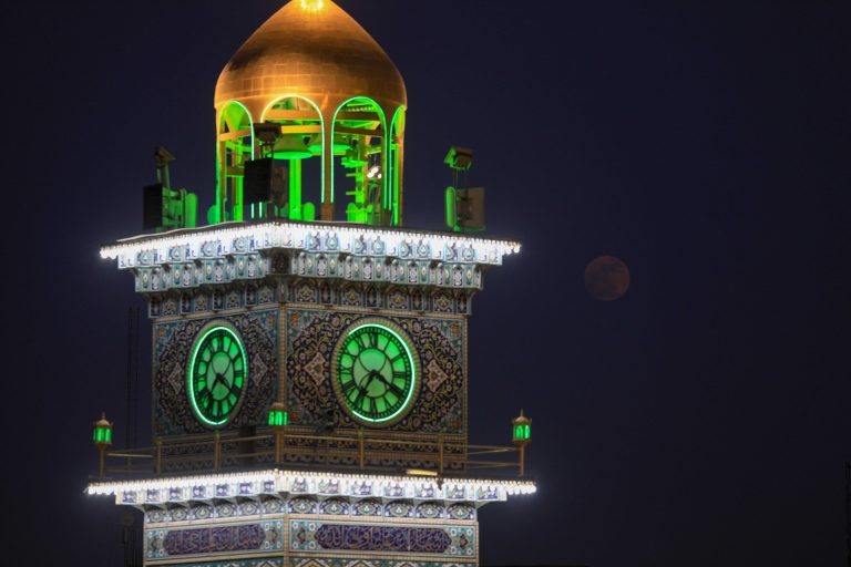 مناره ساعت و ماه کامل و نورپردازی شب