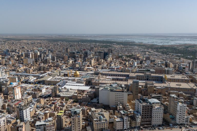 ساختمان‌های اطراف حرم و گنبد طلایی