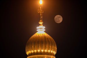 قسمت بالایی گلدسته و ماه کامل