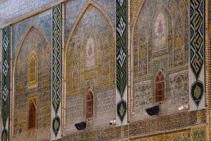 کتیبه‌های عید غدیر بر روی دیوارهای صحن حرم امیر