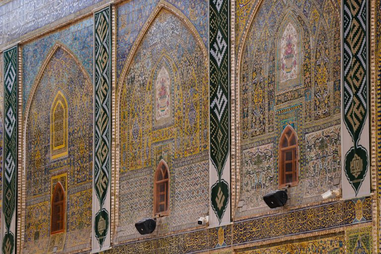 کتیبه‌های عید غدیر بر روی دیوارهای صحن حرم امیر