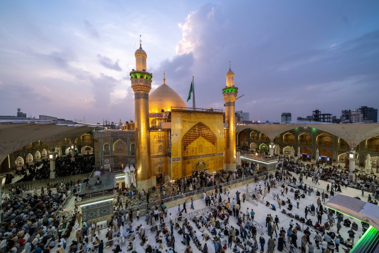 صحن و ایوان طلای حرم امیرالمؤمنین علی - نمای سمت چپ