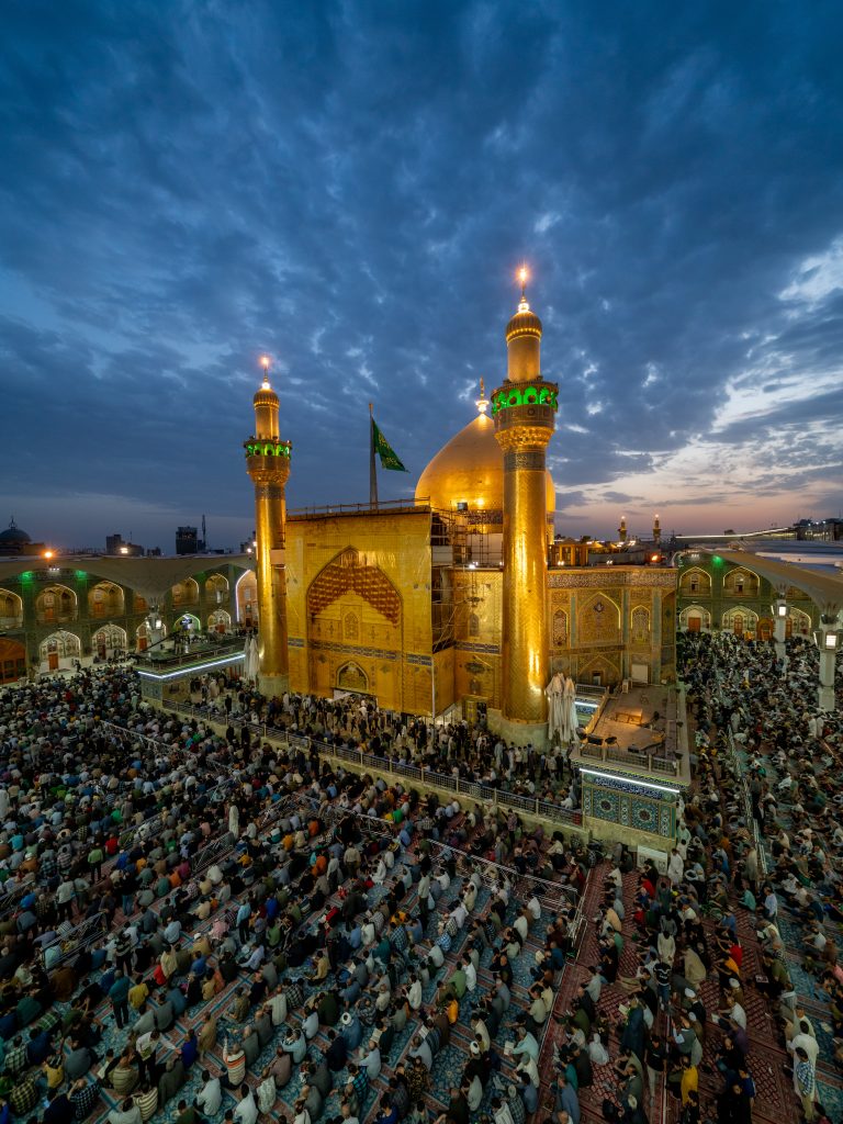 صحن و ایوان طلای حرم امیرالمؤمنین علی - نمای باز سمت راست