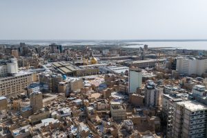 نمایی از حرم از بالا و ساختمان‌های اطراف