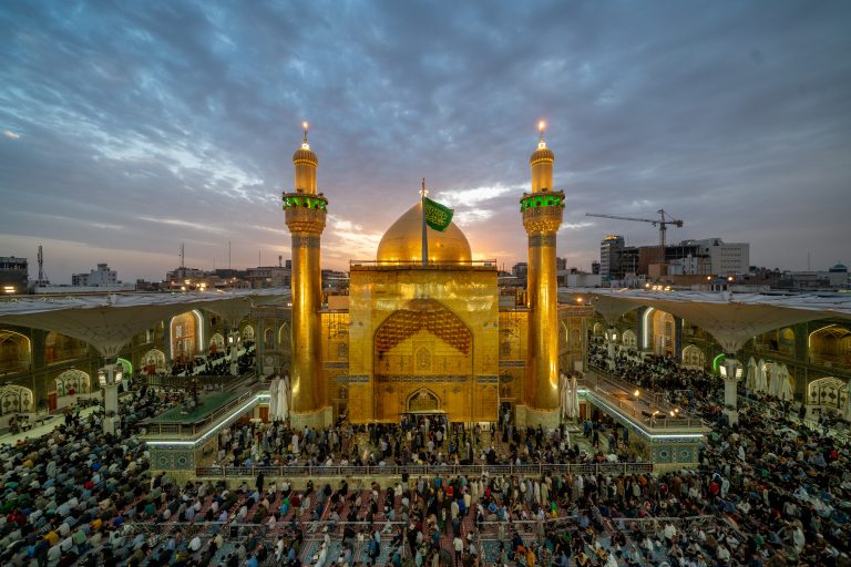 صحن و ایوان طلای حرم امیرالمؤمنین علی - نمای باز روبرو