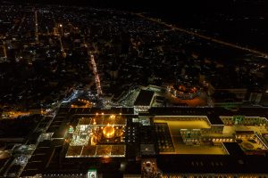 تصویر هوایی که حرم و گنبد در شب می‌درخشد