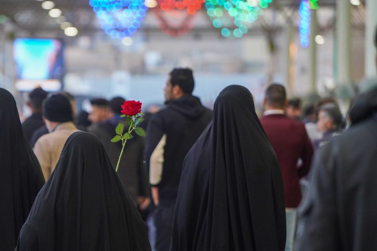 زائران با شاخه‌های گل به سمت مرقد امیرالمؤمنین علی علیه‌السلام می‌روند