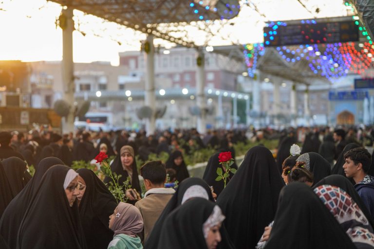 زائران با شاخه‌های گل به سمت مرقد امیرالمؤمنین علی علیه‌السلام می‌روند