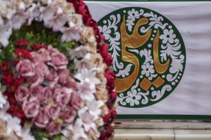 کتیبه یا علی و تاج گل به مناسبت ولادت امیرالمؤمنین علی علیه‌السلام