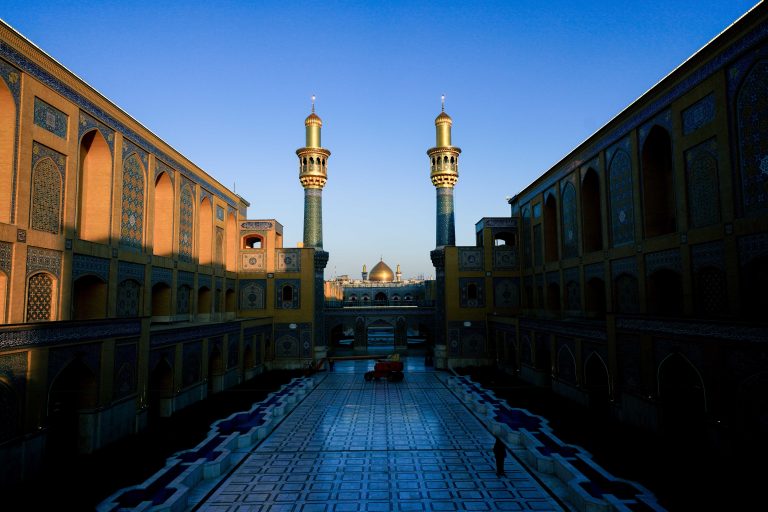 صحن حضرت فاطمه زهرا (سلام‌الله‌علیها) در ساعات صبح