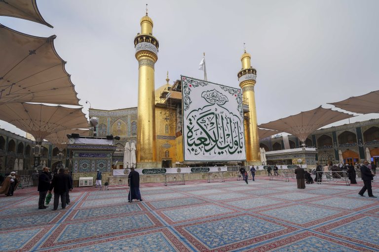 ایوان طلا و کتیبه بزرگ ولید الکعبه به مناسبت ولادت امیرالمؤمنین علی علیه‌السلام