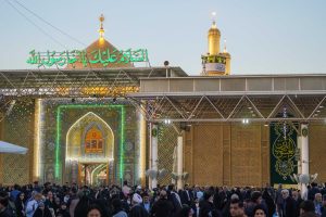 ورود زائران از در ورودی حرم در سالروز ولادت امیرالمؤمنین علی علیه‌السلام