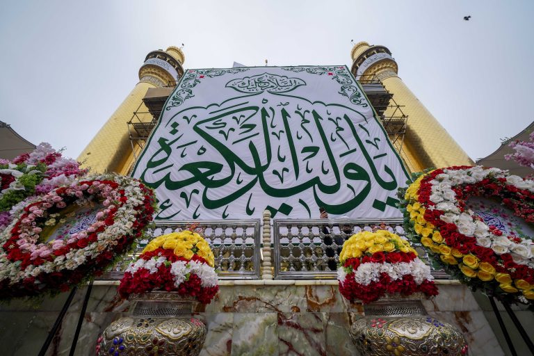 کتیبه ولید الکعبه و تاج‌های گل به مناسبت ولادت امیرالمؤمنین علی علیه‌السلام بر ایوان طلا