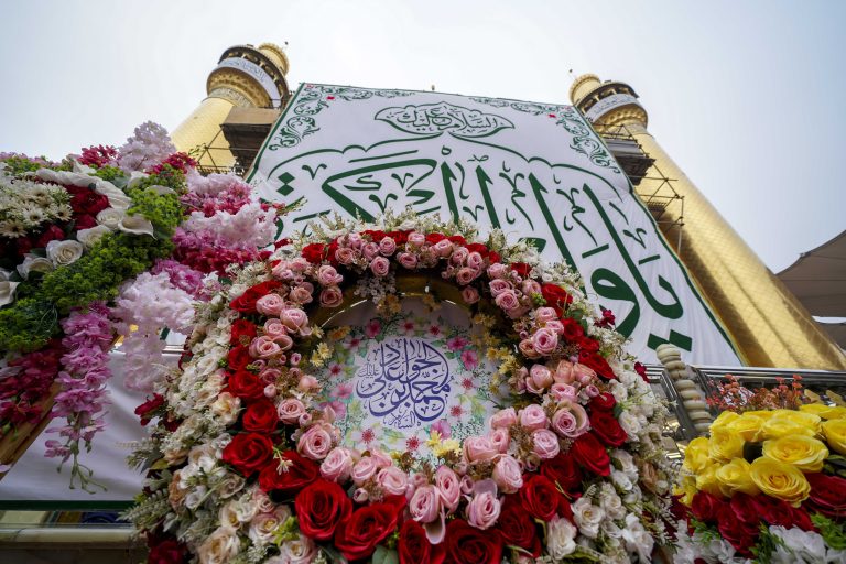 کتیبه ولید الکعبه و تاج گل به مناسبت ولادت امیرالمؤمنین علی علیه‌السلام