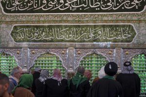 زائران نزد ضریح در ولادت امیرالمؤمنین علی علیه‌السلام