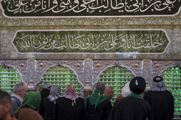 زائران نزد ضریح در ولادت امیرالمؤمنین علی علیه‌السلام