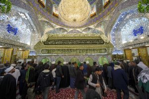 زائران بر گرد ضریح در سالروز ولادت امیرالمؤمنین امام علی علیه‌السلام