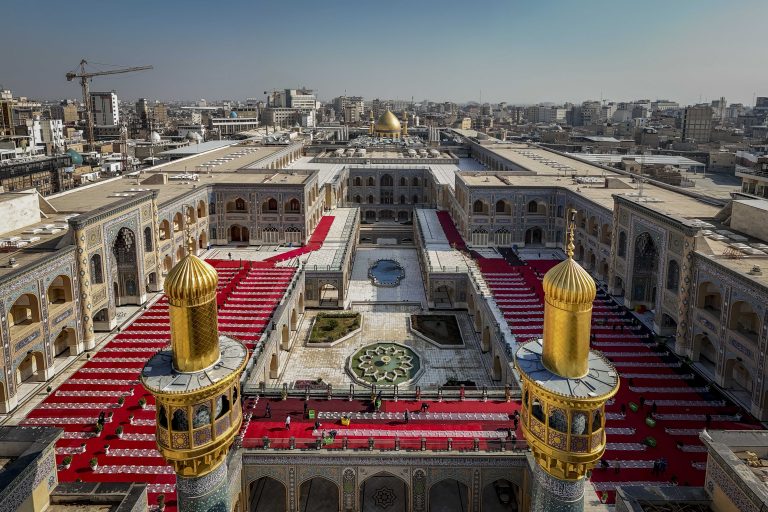 سفره ضیافت حرم مطهر علوی به مناسبت میلاد مطهر امیرالمؤمنین علی علیه‌السلام